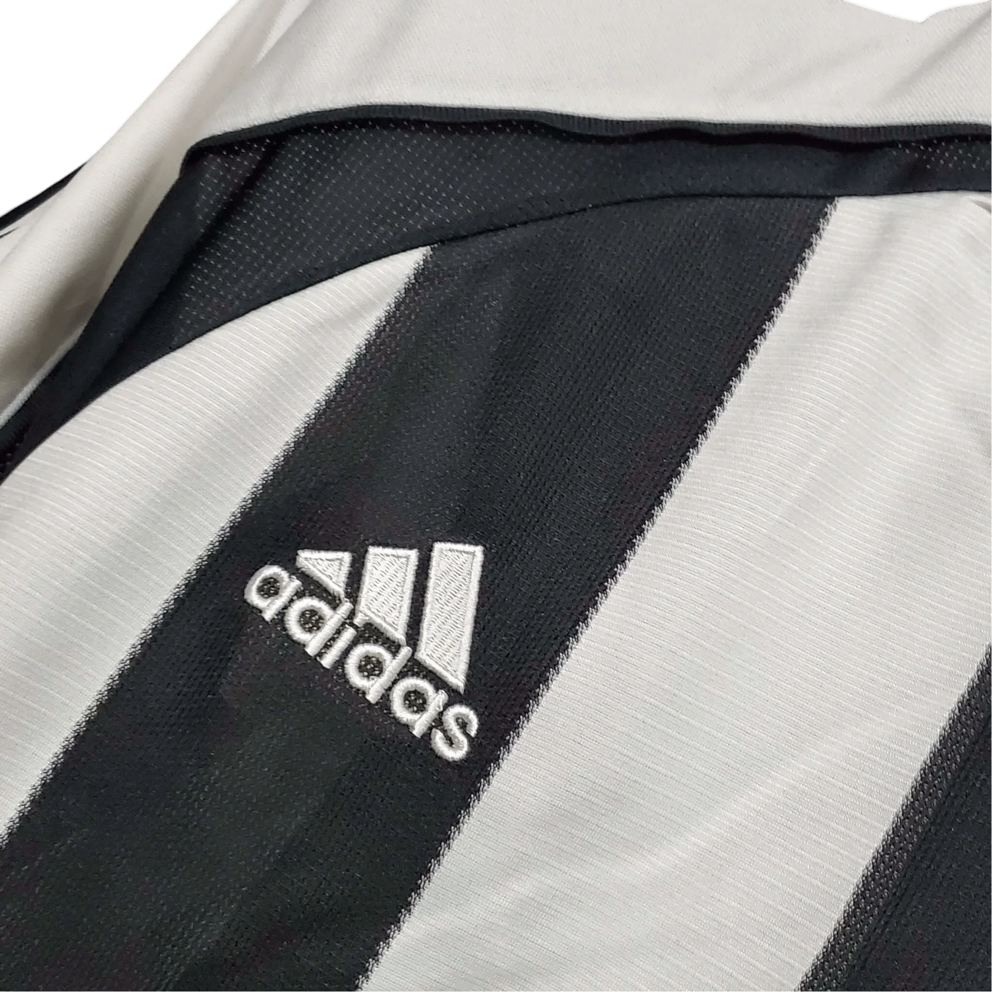 https://cdn.shopify.com/s/files/1/0826/7228/8075/files/20052006-newcastle-utd-northern-rock-home-retro-kit-classickits433-671684.webp?v=1741197850