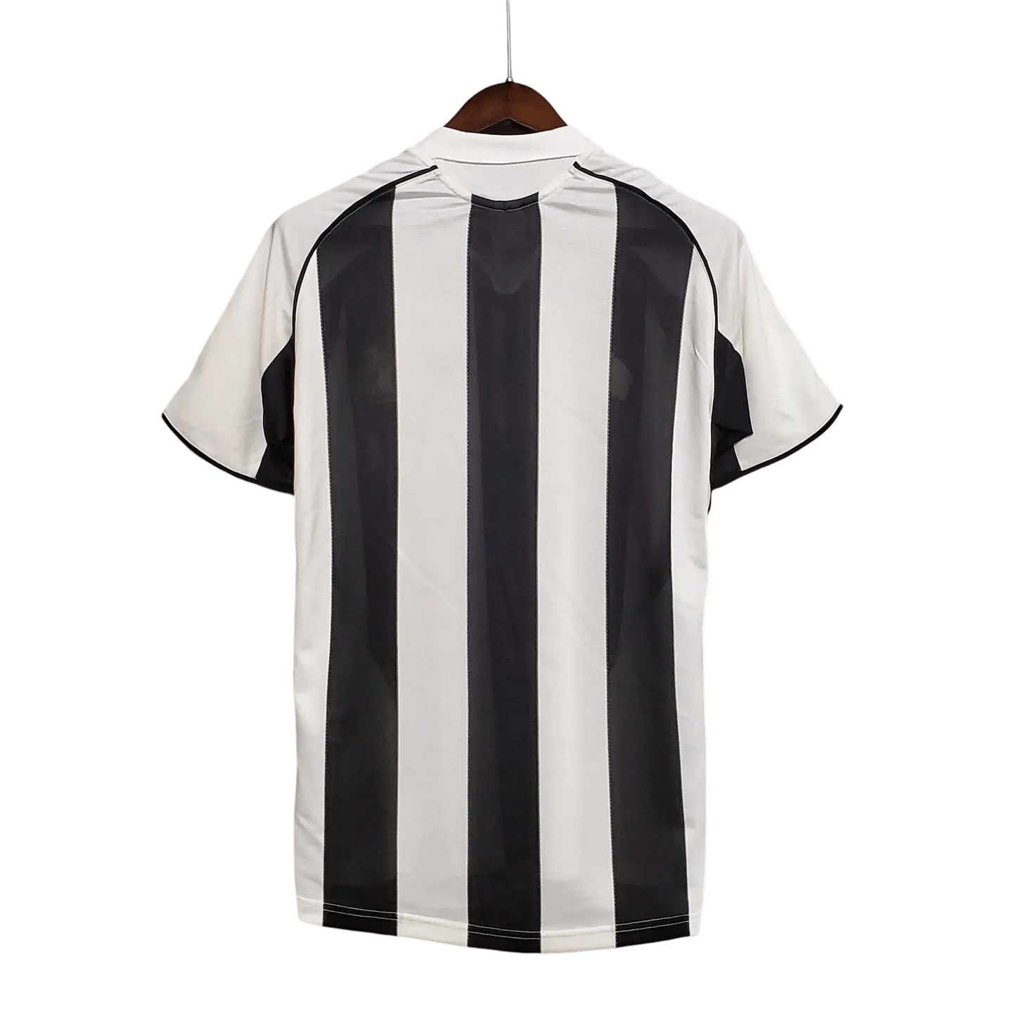 https://cdn.shopify.com/s/files/1/0826/7228/8075/files/20052006-newcastle-utd-northern-rock-home-retro-kit-classickits433-677554.webp?v=1741197846