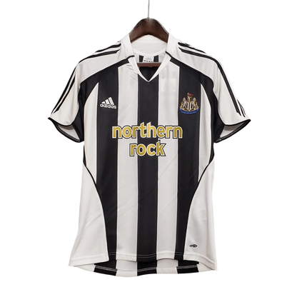 https://cdn.shopify.com/s/files/1/0826/7228/8075/files/20052006-newcastle-utd-northern-rock-home-retro-kit-classickits433-802132.webp?v=1741197848