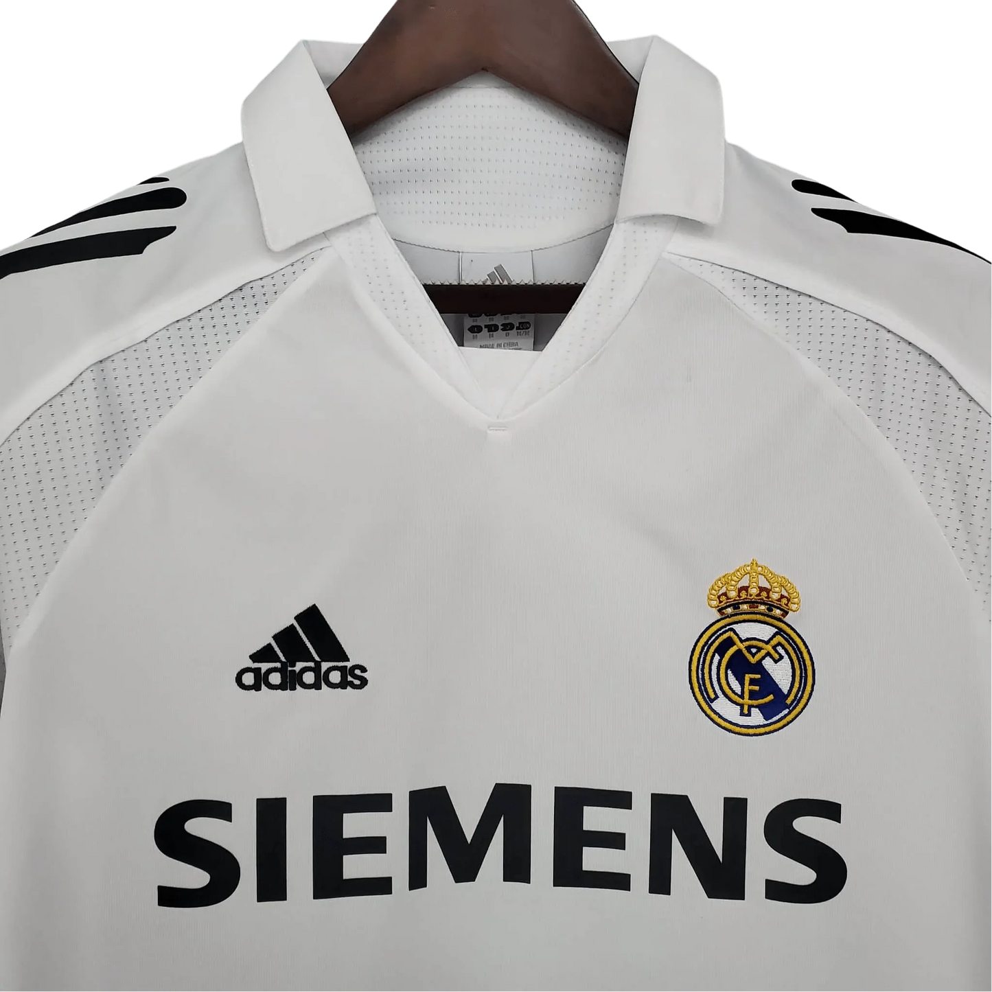 https://cdn.shopify.com/s/files/1/0826/7228/8075/files/20052006-real-madrid-siemens-home-retro-kit-short-sleeves-893754.webp?v=1741197435