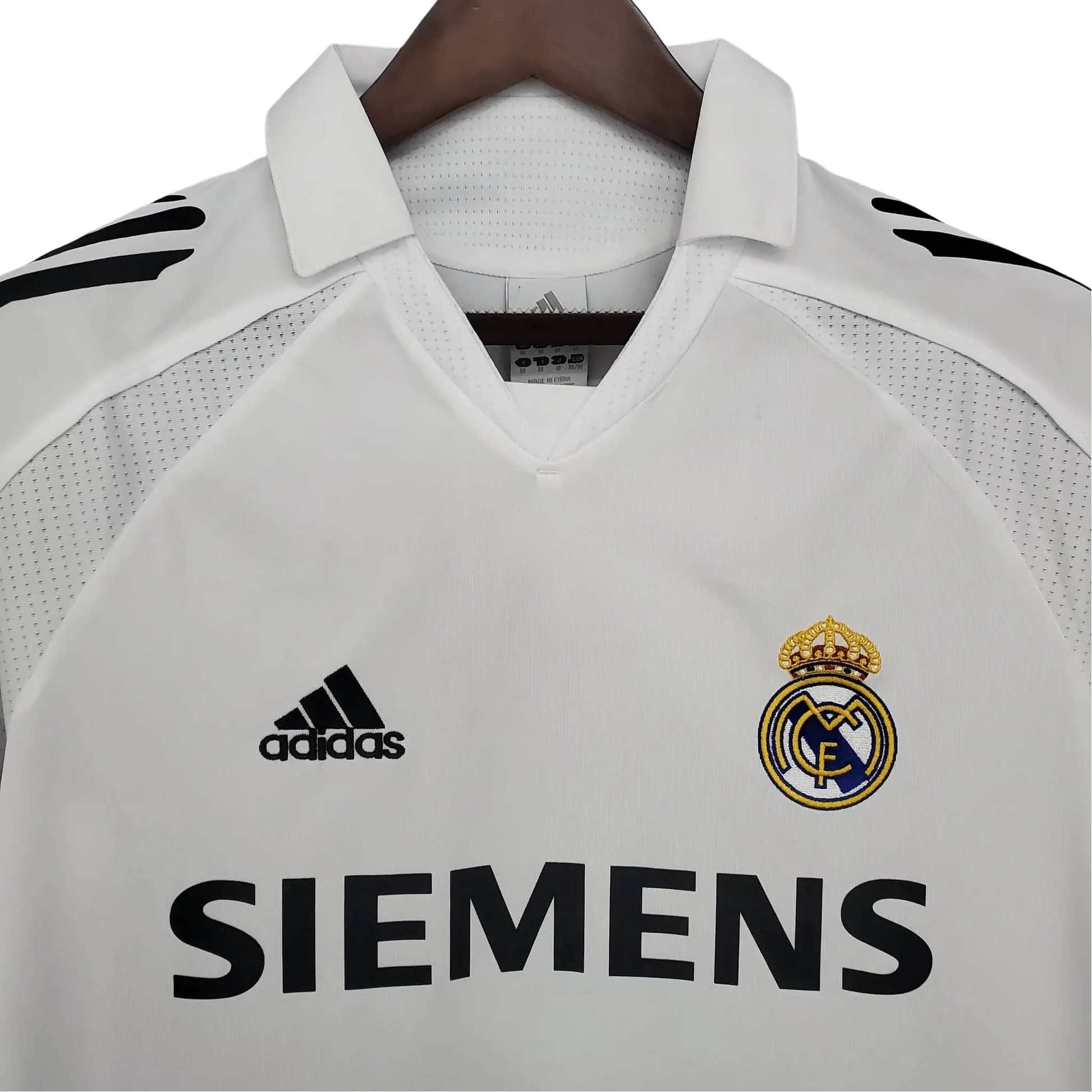 https://cdn.shopify.com/s/files/1/0826/7228/8075/files/20052006-real-madrid-siemens-home-retro-kit-short-sleeves-893754.webp?v=1741197435