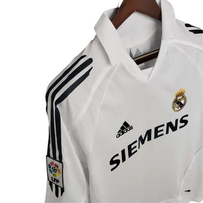 https://cdn.shopify.com/s/files/1/0826/7228/8075/files/20052006-real-madrid-siemens-home-retro-kit-short-sleeves-998529.webp?v=1741197435