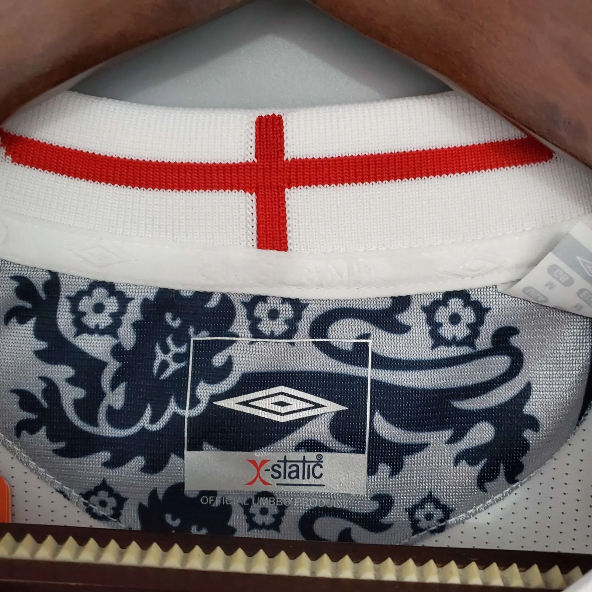 https://cdn.shopify.com/s/files/1/0826/7228/8075/files/20052007-england-home-retro-kit-248809.webp?v=1741197183