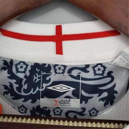 https://cdn.shopify.com/s/files/1/0826/7228/8075/files/20052007-england-home-retro-kit-248809.webp?v=1741197183