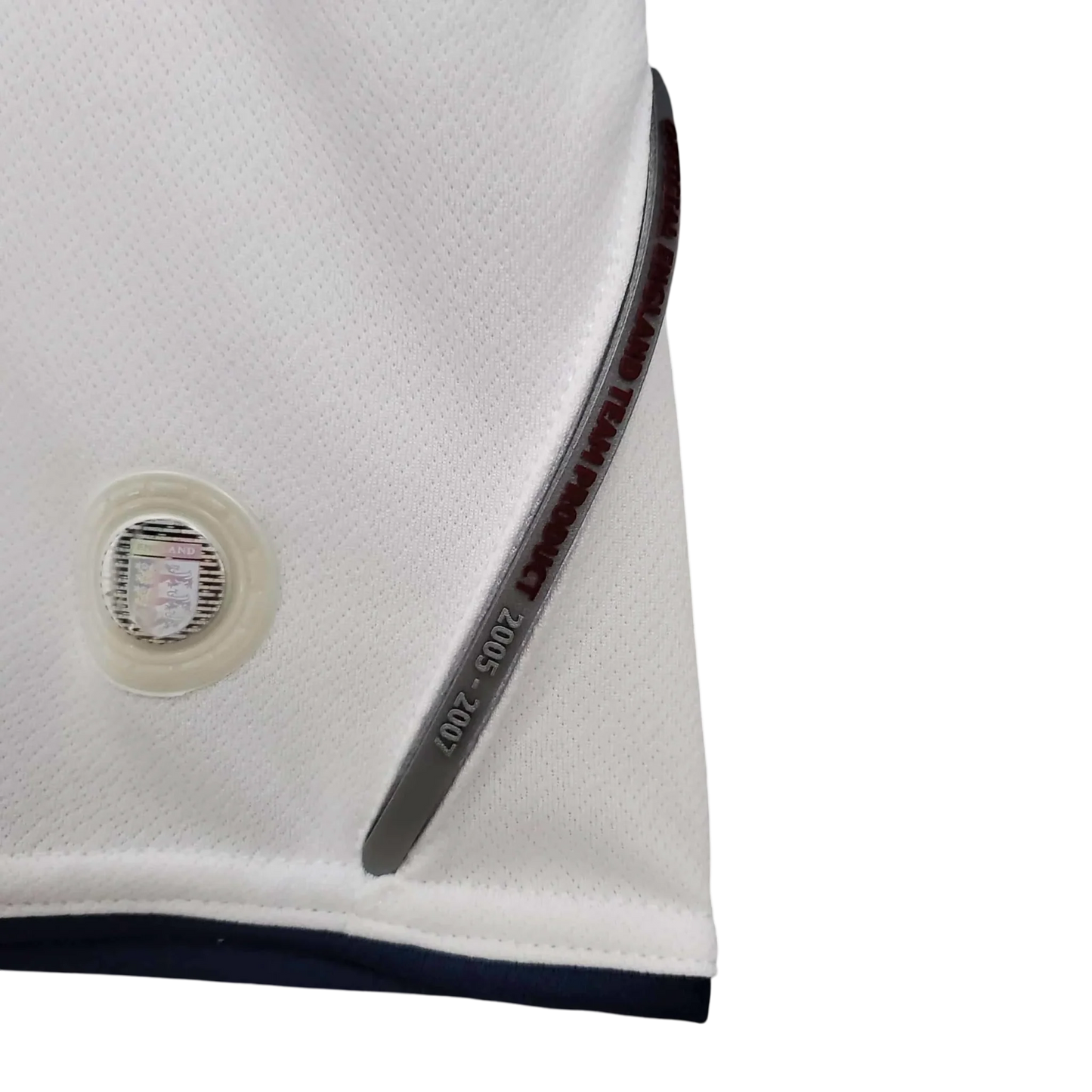 https://cdn.shopify.com/s/files/1/0826/7228/8075/files/20052007-england-home-retro-kit-376999.webp?v=1741197041