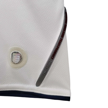https://cdn.shopify.com/s/files/1/0826/7228/8075/files/20052007-england-home-retro-kit-376999.webp?v=1741197041