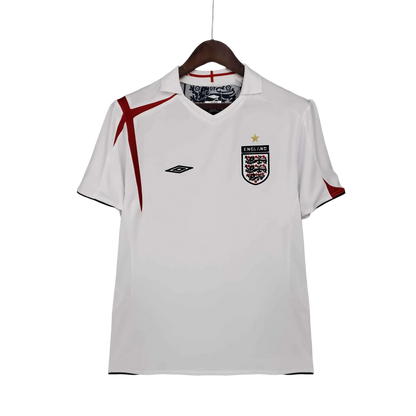 https://cdn.shopify.com/s/files/1/0826/7228/8075/files/20052007-england-home-retro-kit-581042.webp?v=1741197038