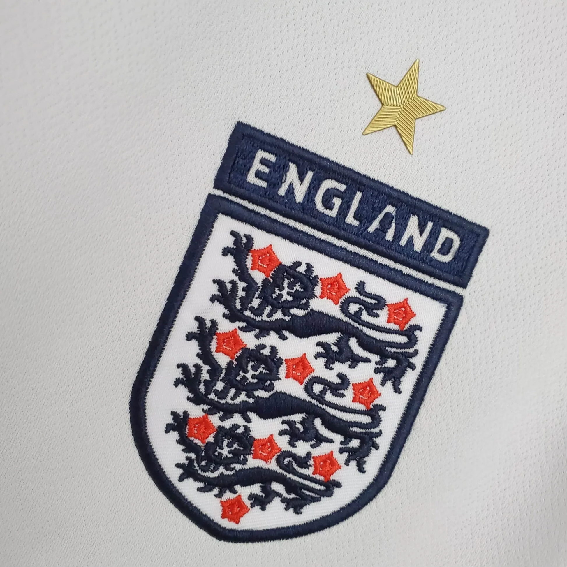 https://cdn.shopify.com/s/files/1/0826/7228/8075/files/20052007-england-home-retro-kit-692978.webp?v=1741197041