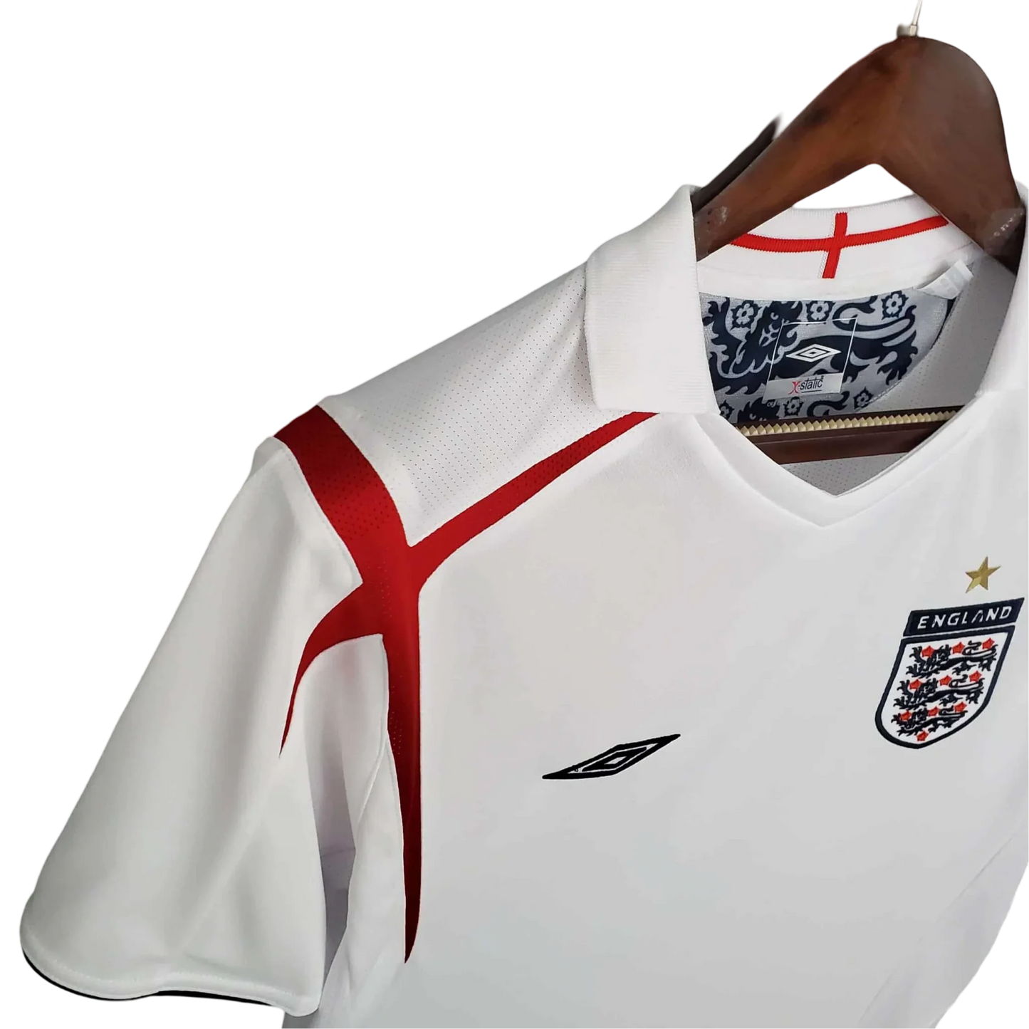 https://cdn.shopify.com/s/files/1/0826/7228/8075/files/20052007-england-home-retro-kit-839633.webp?v=1741197037