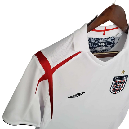 https://cdn.shopify.com/s/files/1/0826/7228/8075/files/20052007-england-home-retro-kit-839633.webp?v=1741197037