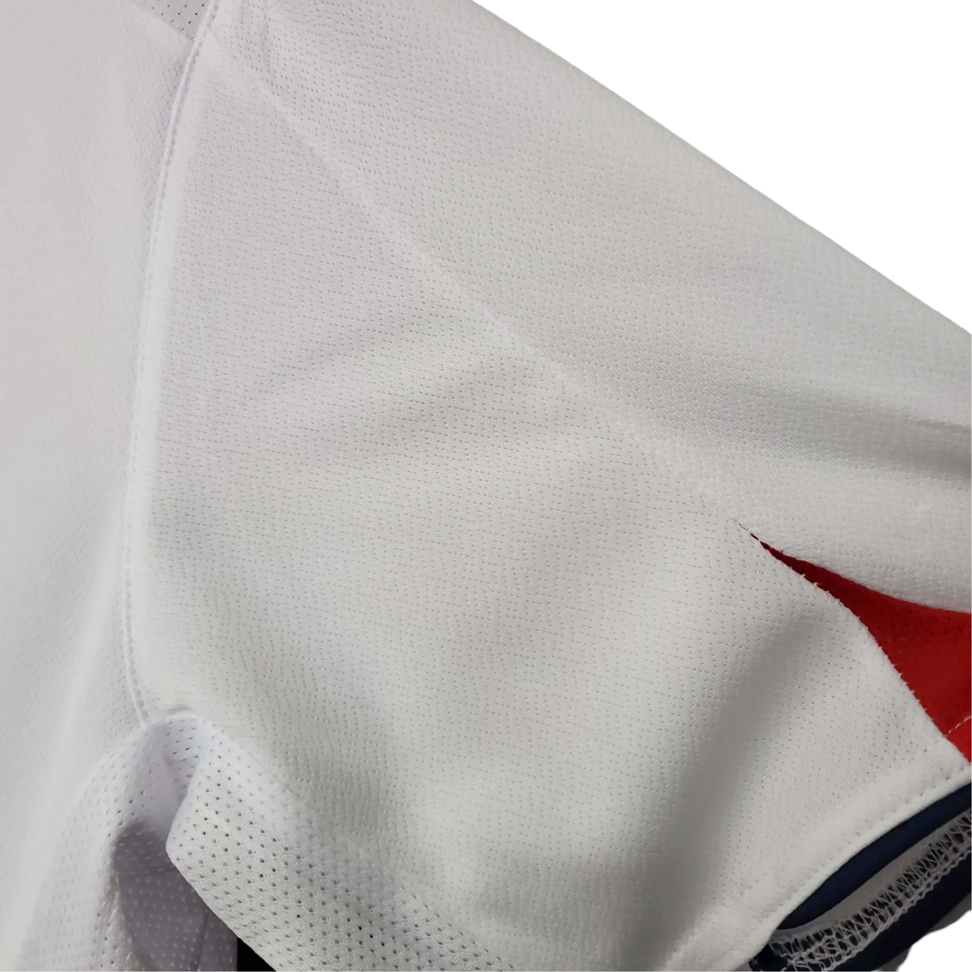 https://cdn.shopify.com/s/files/1/0826/7228/8075/files/20052007-england-home-retro-kit-855592.webp?v=1741197043