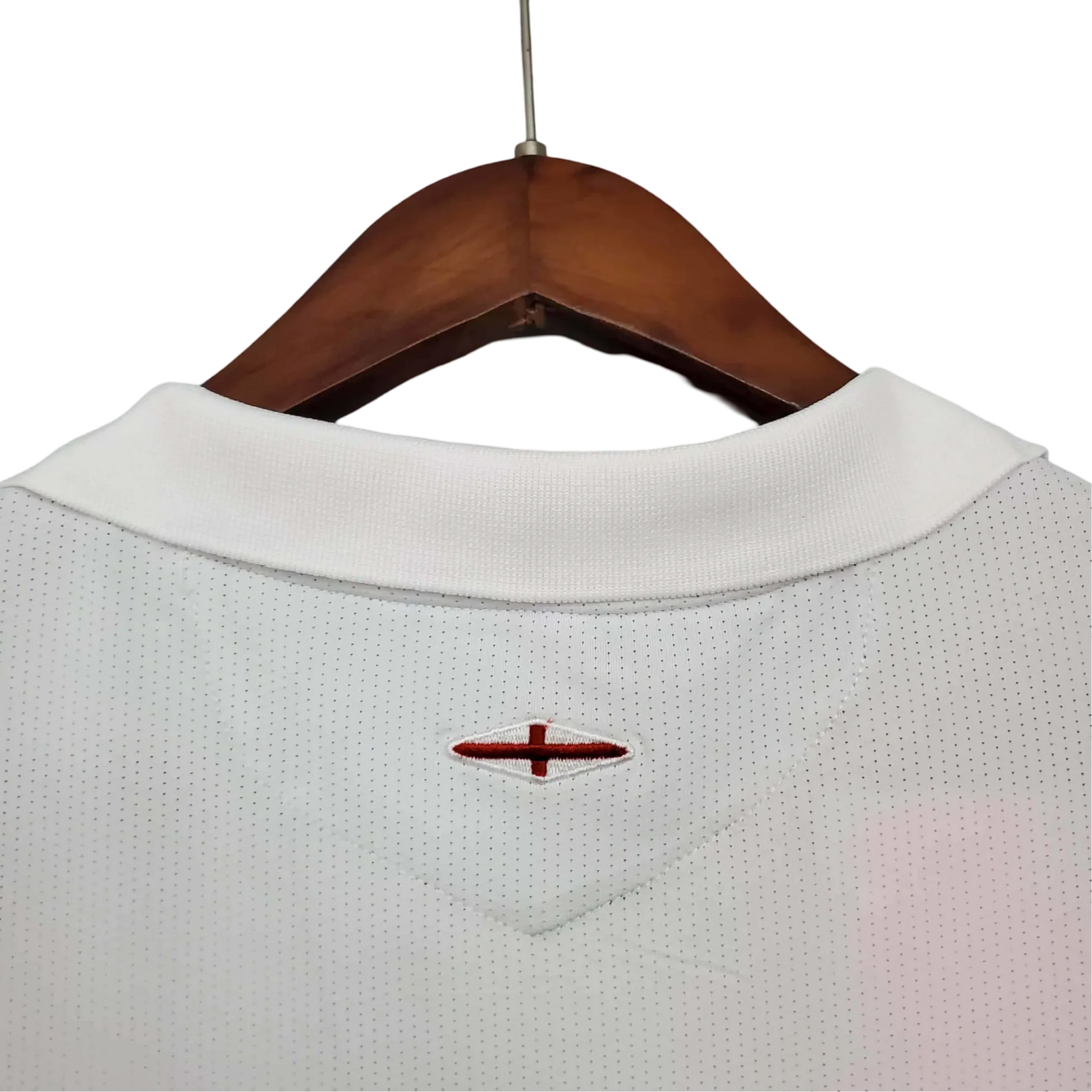 https://cdn.shopify.com/s/files/1/0826/7228/8075/files/20052007-england-home-retro-kit-870648.webp?v=1741197037