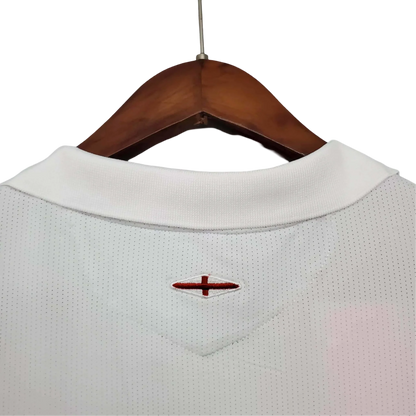 https://cdn.shopify.com/s/files/1/0826/7228/8075/files/20052007-england-home-retro-kit-870648.webp?v=1741197037