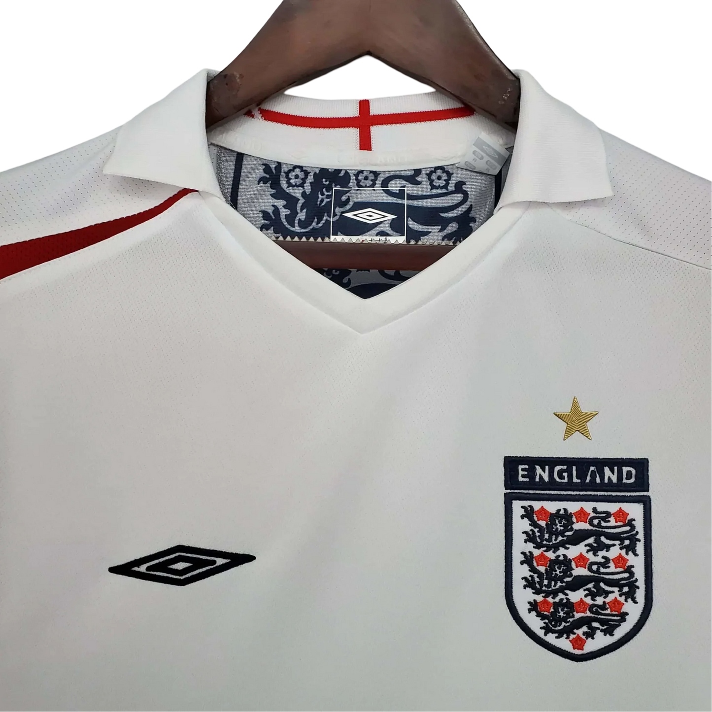 https://cdn.shopify.com/s/files/1/0826/7228/8075/files/20052007-england-home-retro-kit-888824.webp?v=1741197042