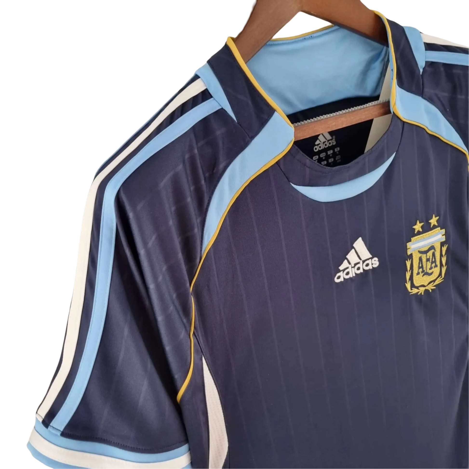 https://cdn.shopify.com/s/files/1/0826/7228/8075/files/2006-argentina-away-retro-kit-414901.webp?v=1741197284