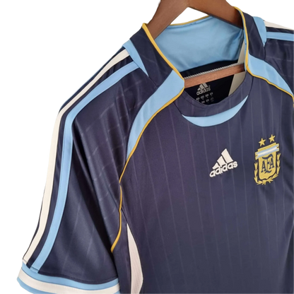 https://cdn.shopify.com/s/files/1/0826/7228/8075/files/2006-argentina-away-retro-kit-414901.webp?v=1741197284
