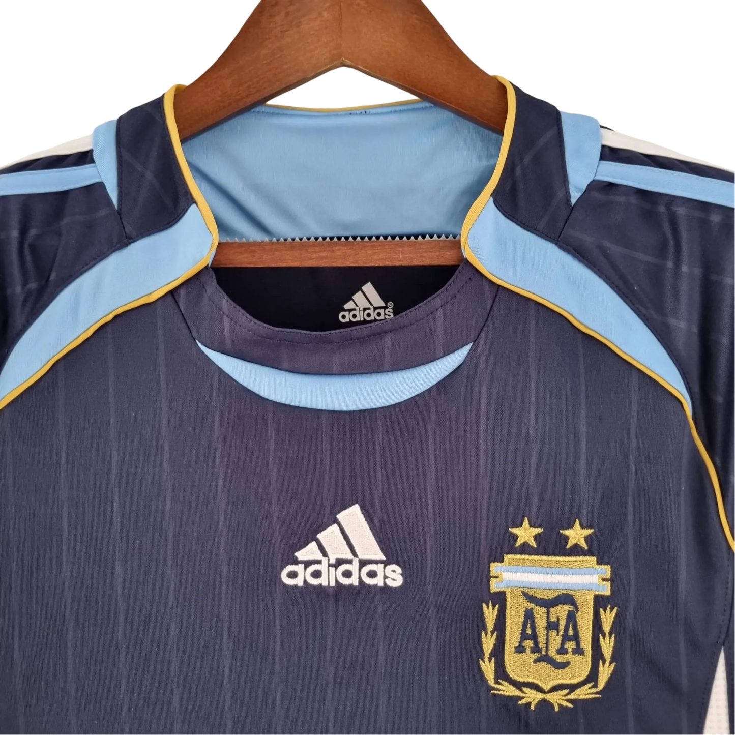 https://cdn.shopify.com/s/files/1/0826/7228/8075/files/2006-argentina-away-retro-kit-484961.webp?v=1741197284