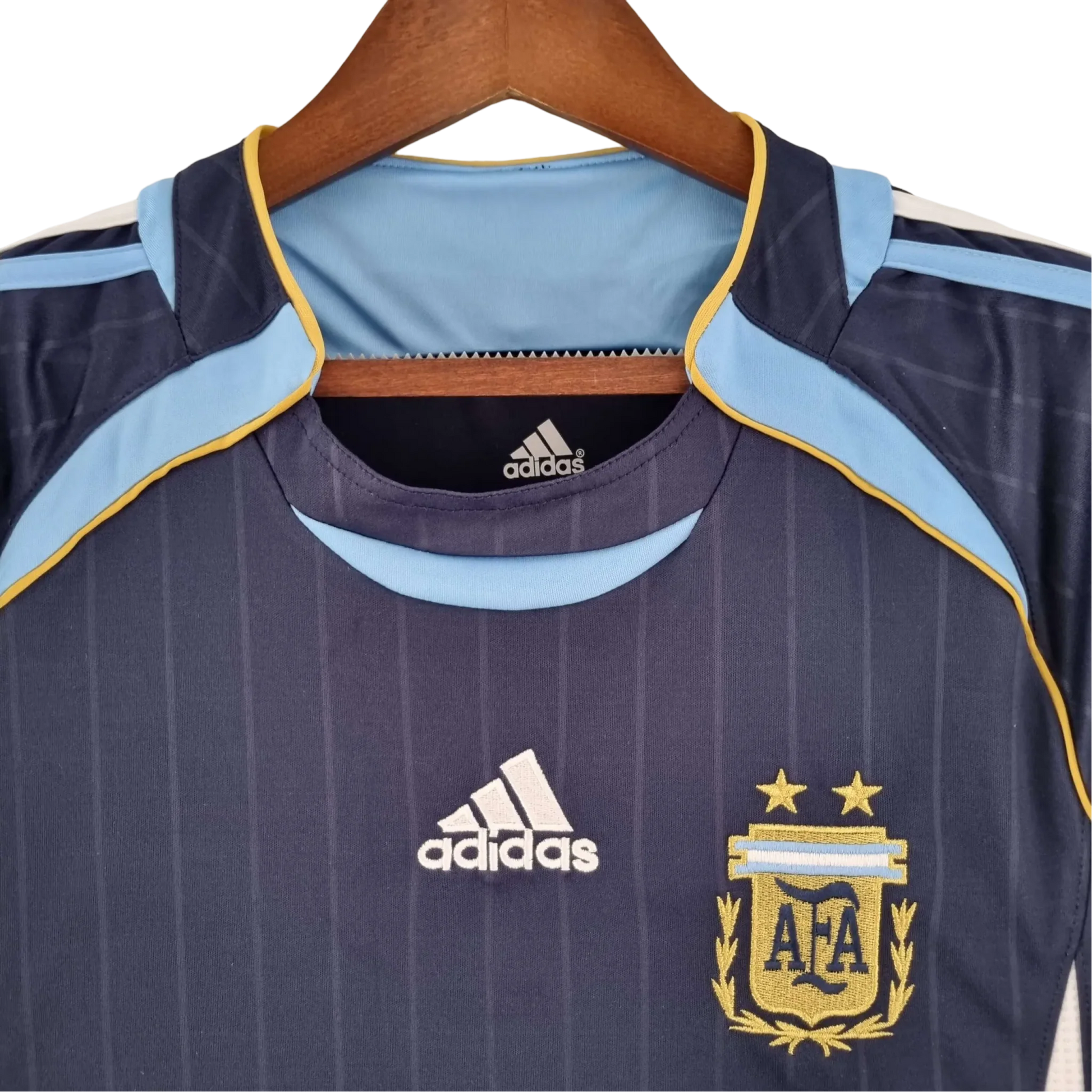 https://cdn.shopify.com/s/files/1/0826/7228/8075/files/2006-argentina-away-retro-kit-484961.webp?v=1741197284