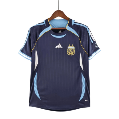 https://cdn.shopify.com/s/files/1/0826/7228/8075/files/2006-argentina-away-retro-kit-644722.webp?v=1741197282