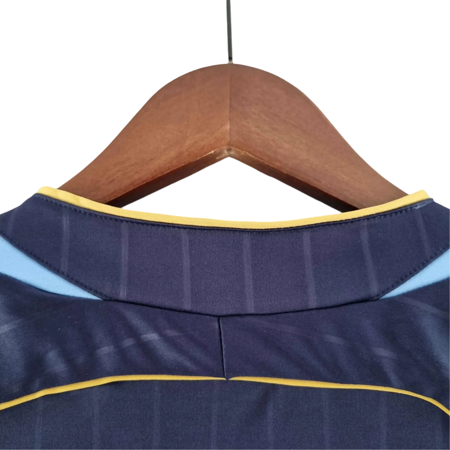 https://cdn.shopify.com/s/files/1/0826/7228/8075/files/2006-argentina-away-retro-kit-832731.webp?v=1741197280