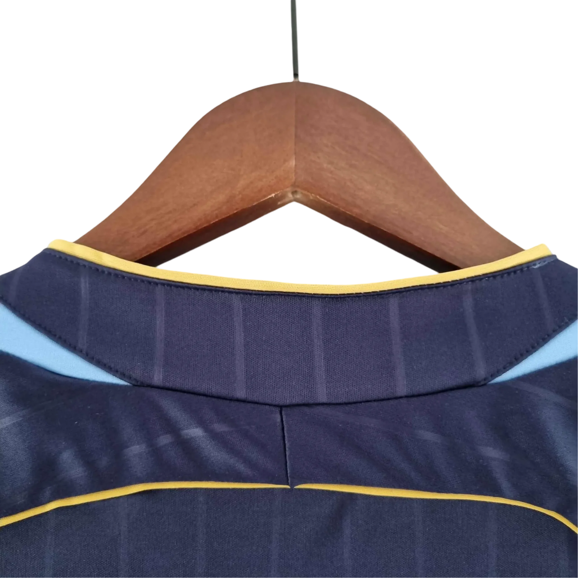 https://cdn.shopify.com/s/files/1/0826/7228/8075/files/2006-argentina-away-retro-kit-832731.webp?v=1741197280