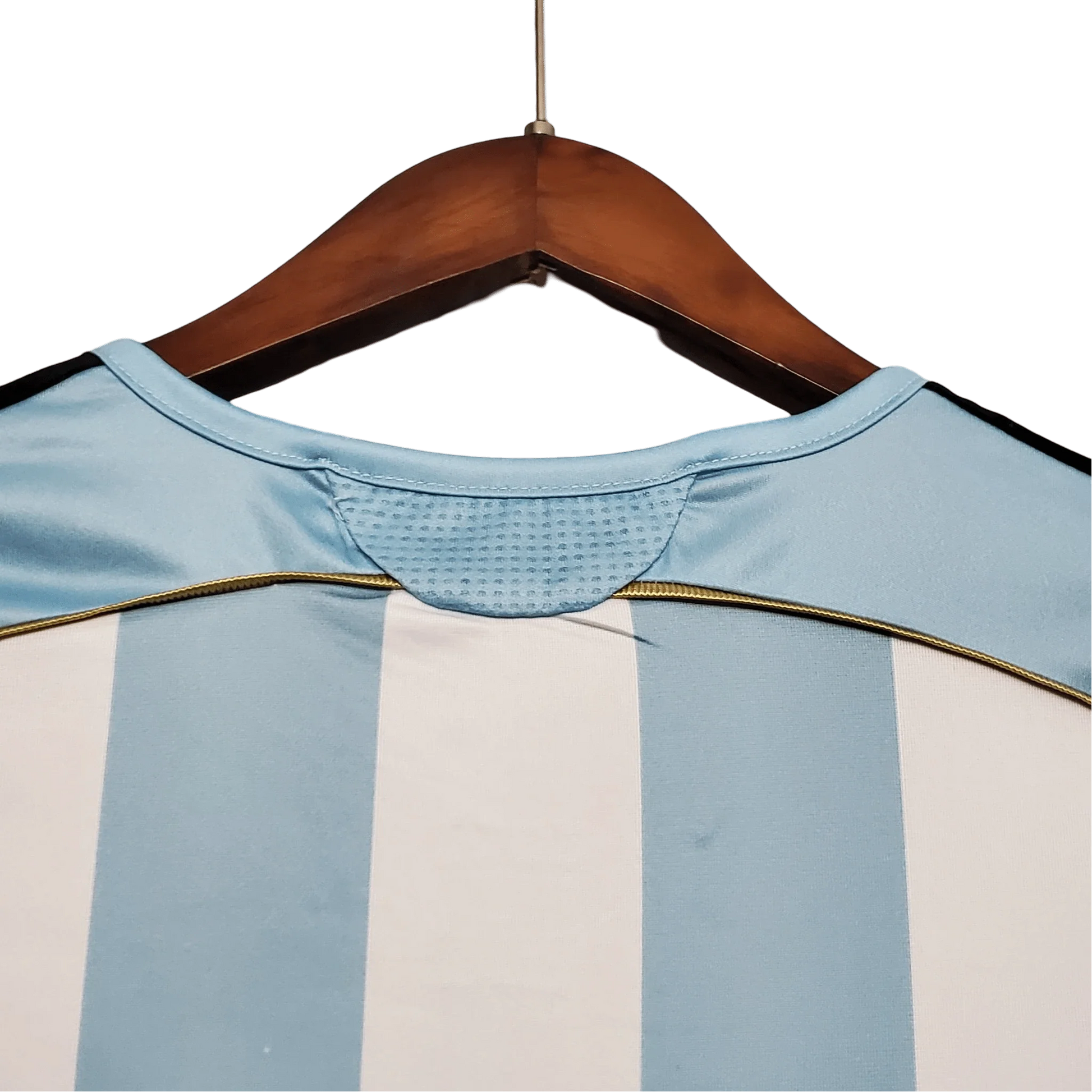 https://cdn.shopify.com/s/files/1/0826/7228/8075/files/2006-argentina-world-cup-home-retro-kit-classickits433-104874.webp?v=1741198776