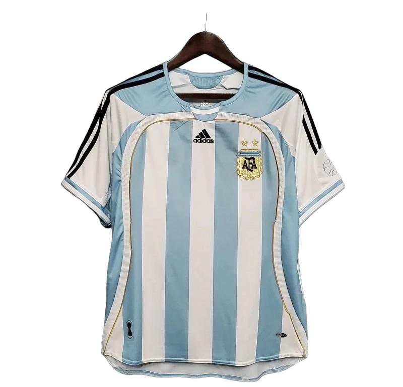 https://cdn.shopify.com/s/files/1/0826/7228/8075/files/2006-argentina-world-cup-home-retro-kit-classickits433-441264.webp?v=1741198777