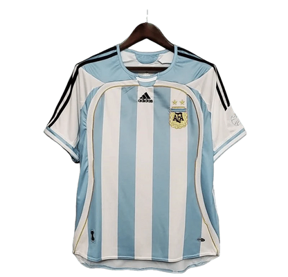 https://cdn.shopify.com/s/files/1/0826/7228/8075/files/2006-argentina-world-cup-home-retro-kit-classickits433-441264.webp?v=1741198777