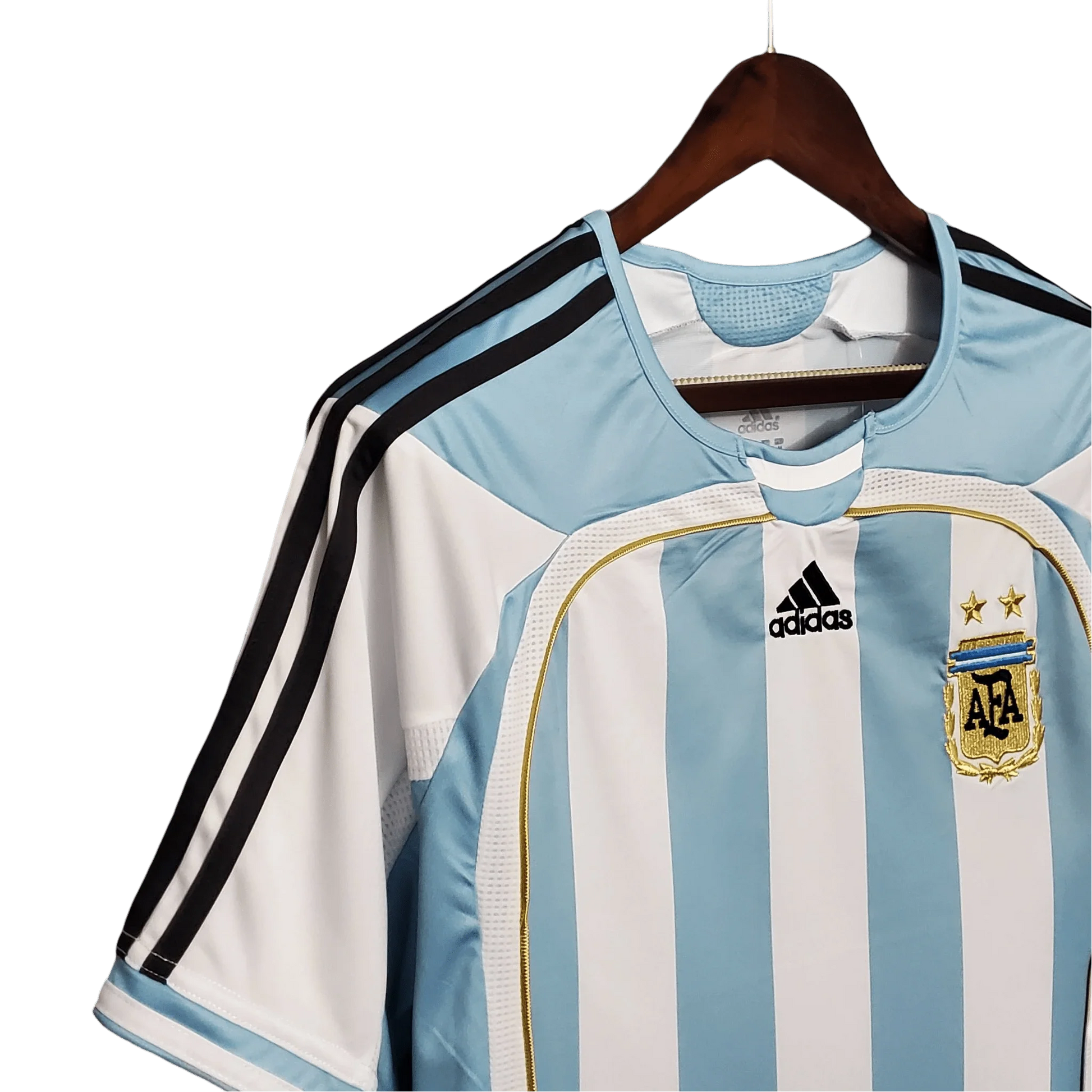 https://cdn.shopify.com/s/files/1/0826/7228/8075/files/2006-argentina-world-cup-home-retro-kit-classickits433-637323.webp?v=1741198776