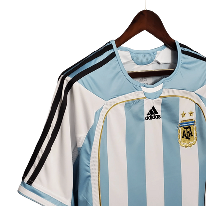 https://cdn.shopify.com/s/files/1/0826/7228/8075/files/2006-argentina-world-cup-home-retro-kit-classickits433-637323.webp?v=1741198776