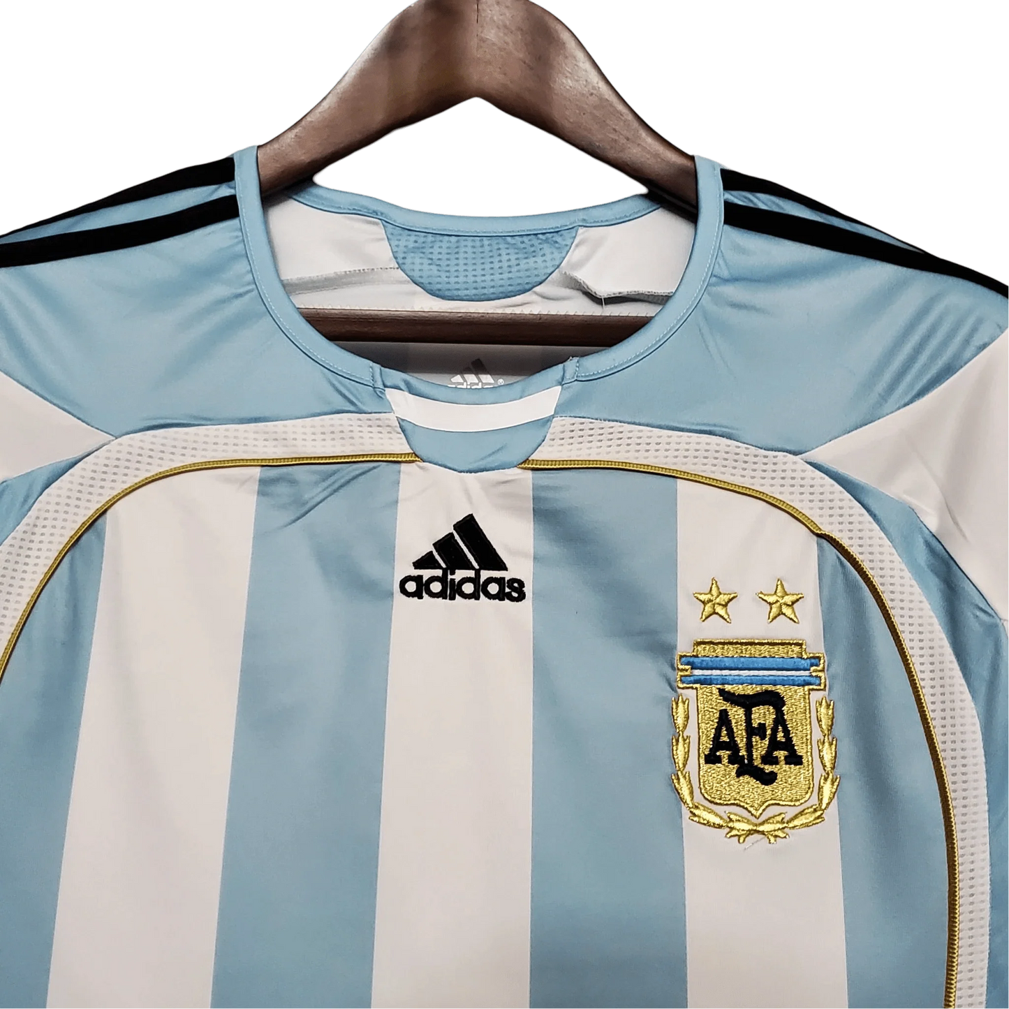 https://cdn.shopify.com/s/files/1/0826/7228/8075/files/2006-argentina-world-cup-home-retro-kit-classickits433-812371.webp?v=1741198774