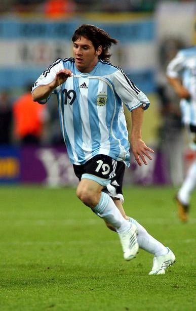 https://cdn.shopify.com/s/files/1/0826/7228/8075/files/2006-argentina-world-cup-home-retro-kit-classickits433-846293.webp?v=1741198772