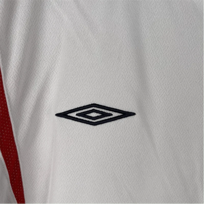 https://cdn.shopify.com/s/files/1/0826/7228/8075/files/2006-england-home-retro-kit-long-sleeves-172118.webp?v=1741196949