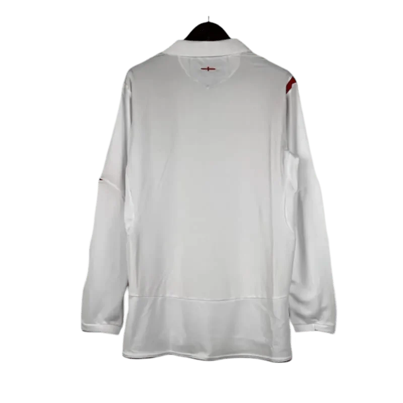 https://cdn.shopify.com/s/files/1/0826/7228/8075/files/2006-england-home-retro-kit-long-sleeves-438128.webp?v=1741196949