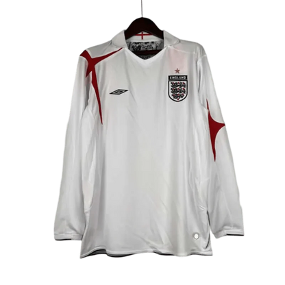 https://cdn.shopify.com/s/files/1/0826/7228/8075/files/2006-england-home-retro-kit-long-sleeves-616320.webp?v=1741196949