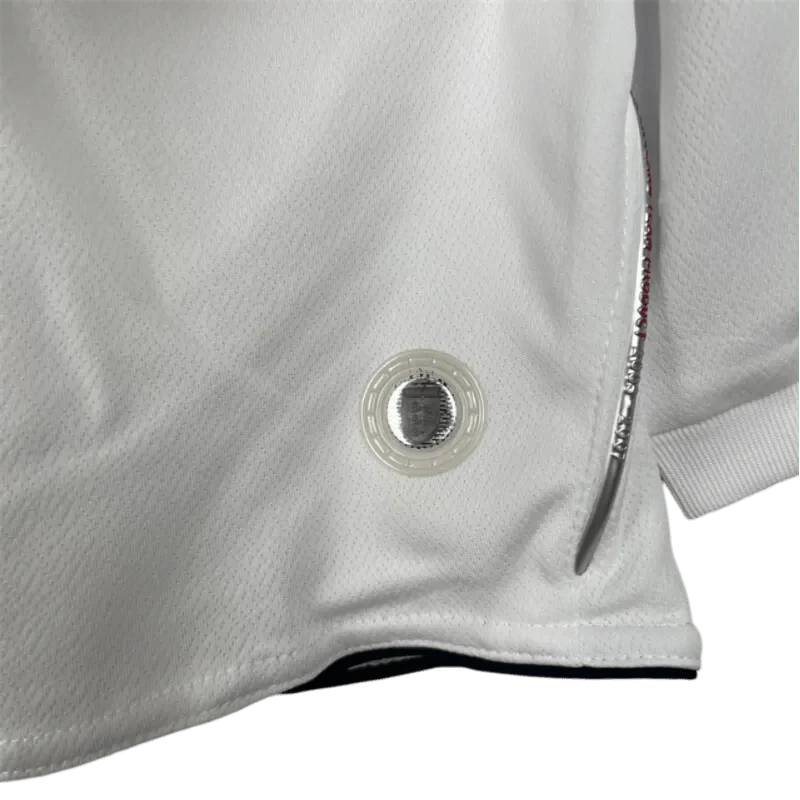 https://cdn.shopify.com/s/files/1/0826/7228/8075/files/2006-england-home-retro-kit-long-sleeves-734801.webp?v=1741196950