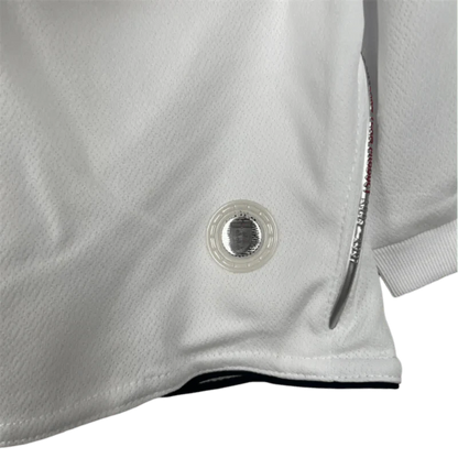 https://cdn.shopify.com/s/files/1/0826/7228/8075/files/2006-england-home-retro-kit-long-sleeves-734801.webp?v=1741196950