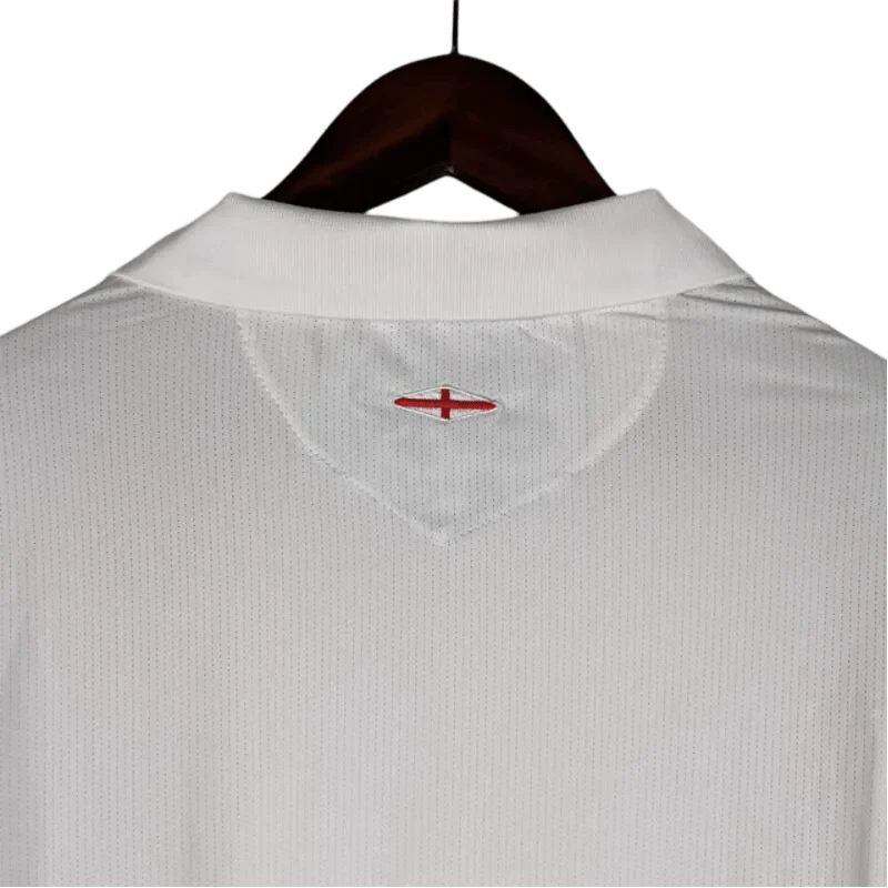 https://cdn.shopify.com/s/files/1/0826/7228/8075/files/2006-england-home-retro-kit-long-sleeves-737484.webp?v=1741196947
