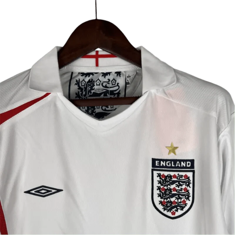 https://cdn.shopify.com/s/files/1/0826/7228/8075/files/2006-england-home-retro-kit-long-sleeves-830081.webp?v=1741196949