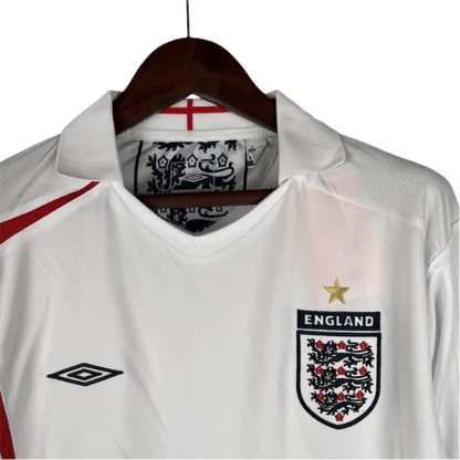 https://cdn.shopify.com/s/files/1/0826/7228/8075/files/2006-england-home-retro-kit-long-sleeves-830081.webp?v=1741196949