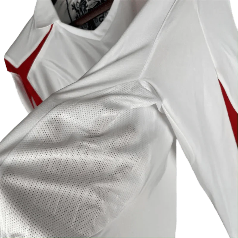 https://cdn.shopify.com/s/files/1/0826/7228/8075/files/2006-england-home-retro-kit-long-sleeves-939365.webp?v=1741196950