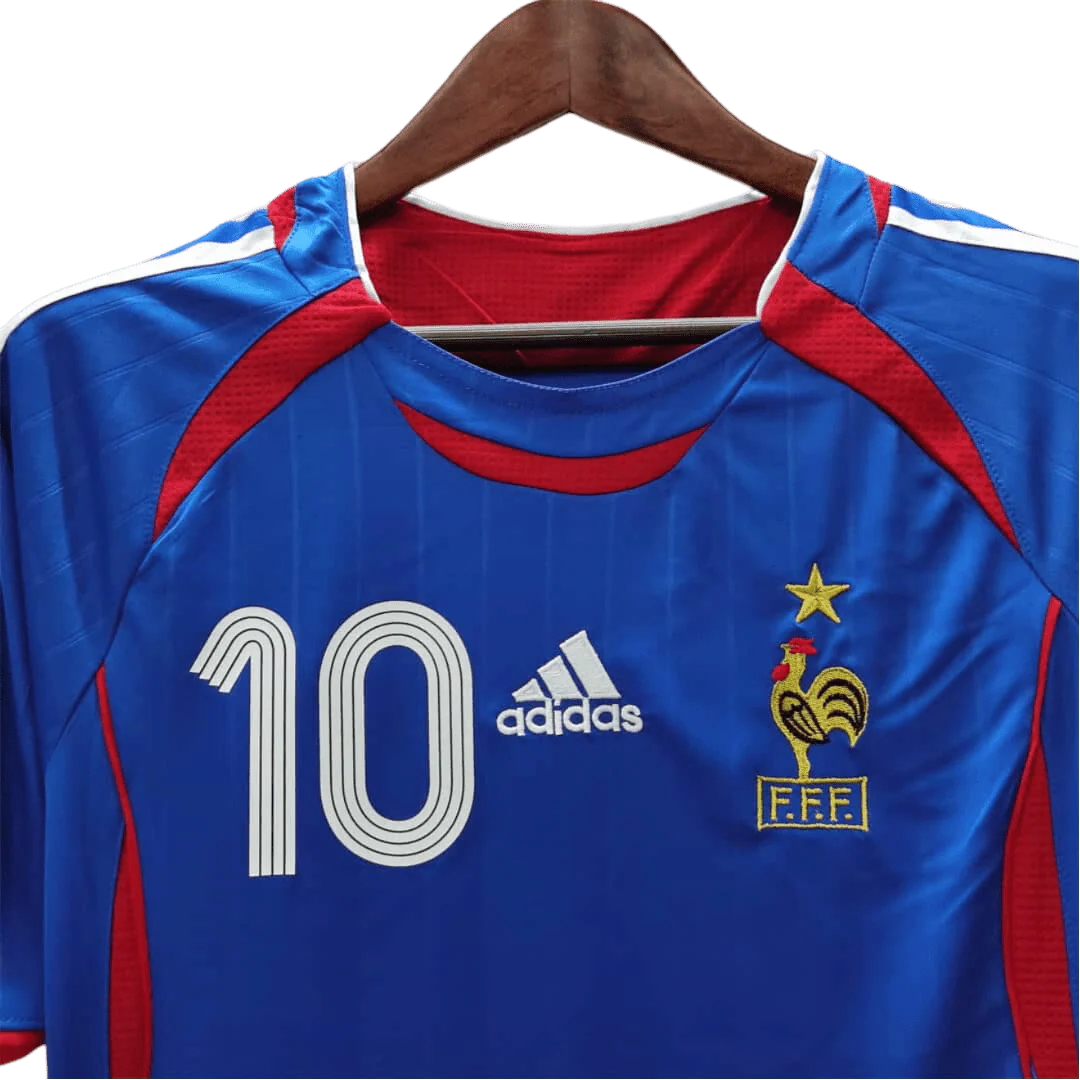 https://cdn.shopify.com/s/files/1/0826/7228/8075/files/2006-france-world-cup-home-retro-jersey-885931.webp?v=1741198514