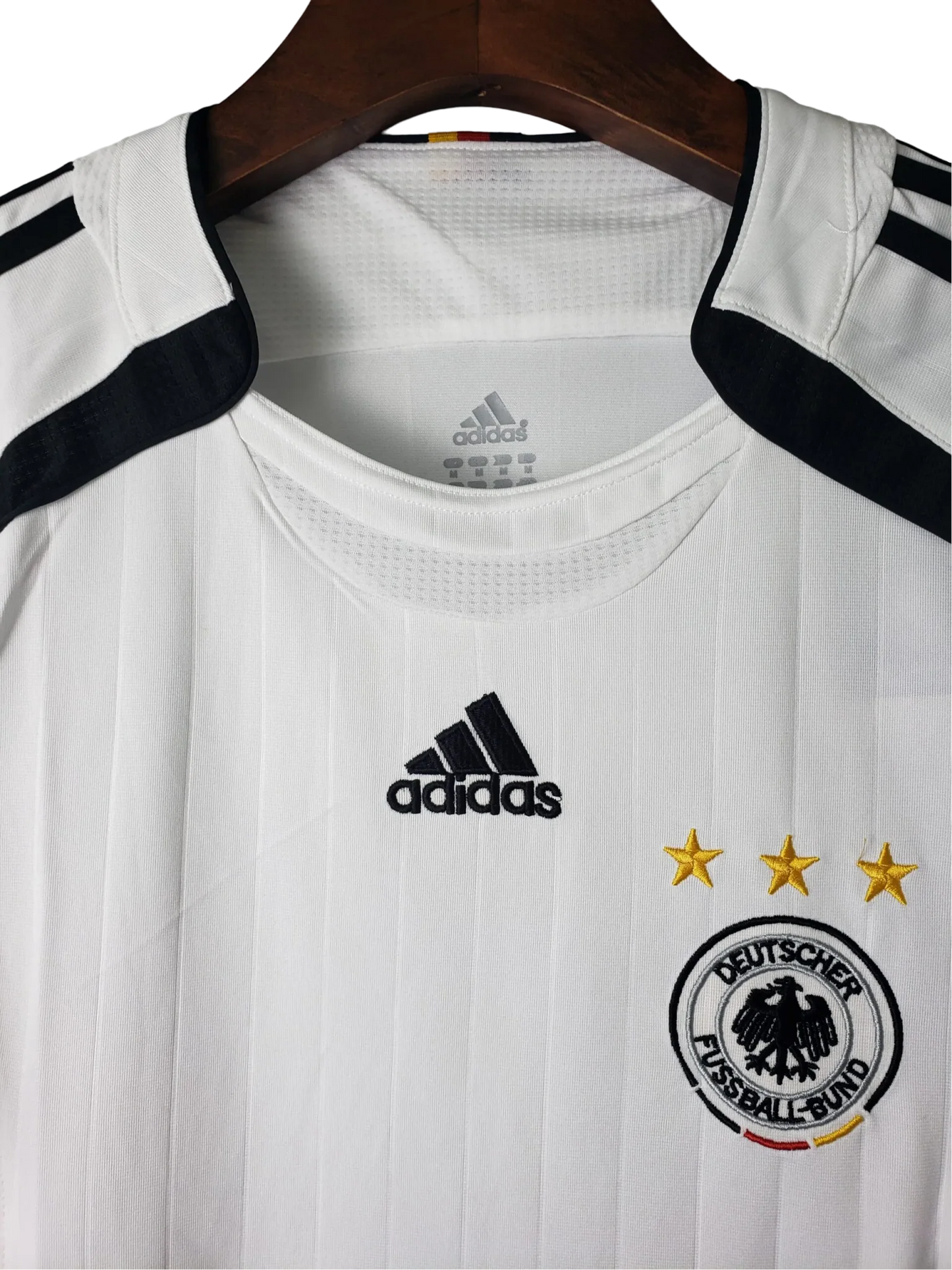 https://cdn.shopify.com/s/files/1/0826/7228/8075/files/2006-germany-world-cup-retro-kit-409066.webp?v=1741197030
