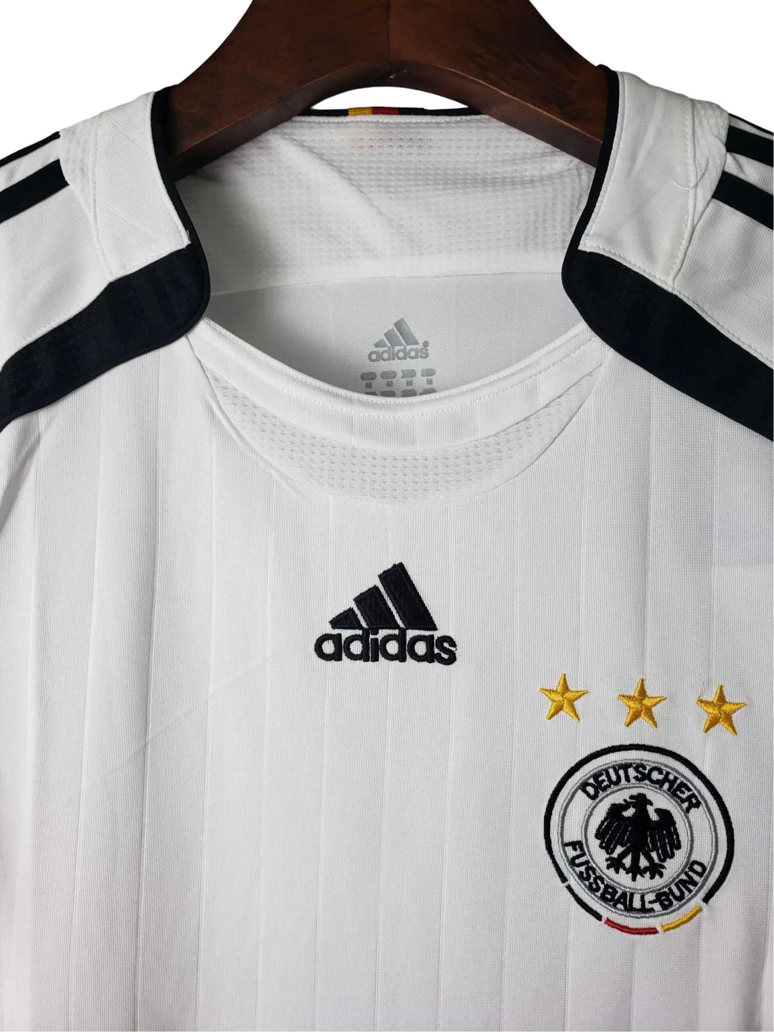 https://cdn.shopify.com/s/files/1/0826/7228/8075/files/2006-germany-world-cup-retro-kit-409066.webp?v=1741197030