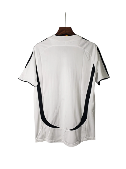https://cdn.shopify.com/s/files/1/0826/7228/8075/files/2006-germany-world-cup-retro-kit-990023.webp?v=1741197027