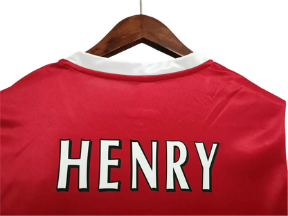 https://cdn.shopify.com/s/files/1/0826/7228/8075/files/20062007-arsenal-fly-emirates-home-retro-kit-classickits433-141726.webp?v=1741198351