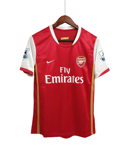 https://cdn.shopify.com/s/files/1/0826/7228/8075/files/20062007-arsenal-fly-emirates-home-retro-kit-classickits433-279778.webp?v=1741198349