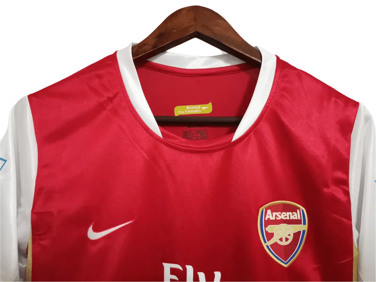 https://cdn.shopify.com/s/files/1/0826/7228/8075/files/20062007-arsenal-fly-emirates-home-retro-kit-classickits433-391660.webp?v=1741198352