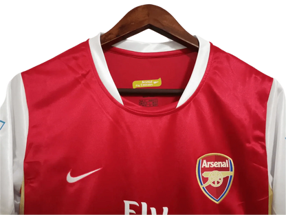 https://cdn.shopify.com/s/files/1/0826/7228/8075/files/20062007-arsenal-fly-emirates-home-retro-kit-classickits433-391660.webp?v=1741198352