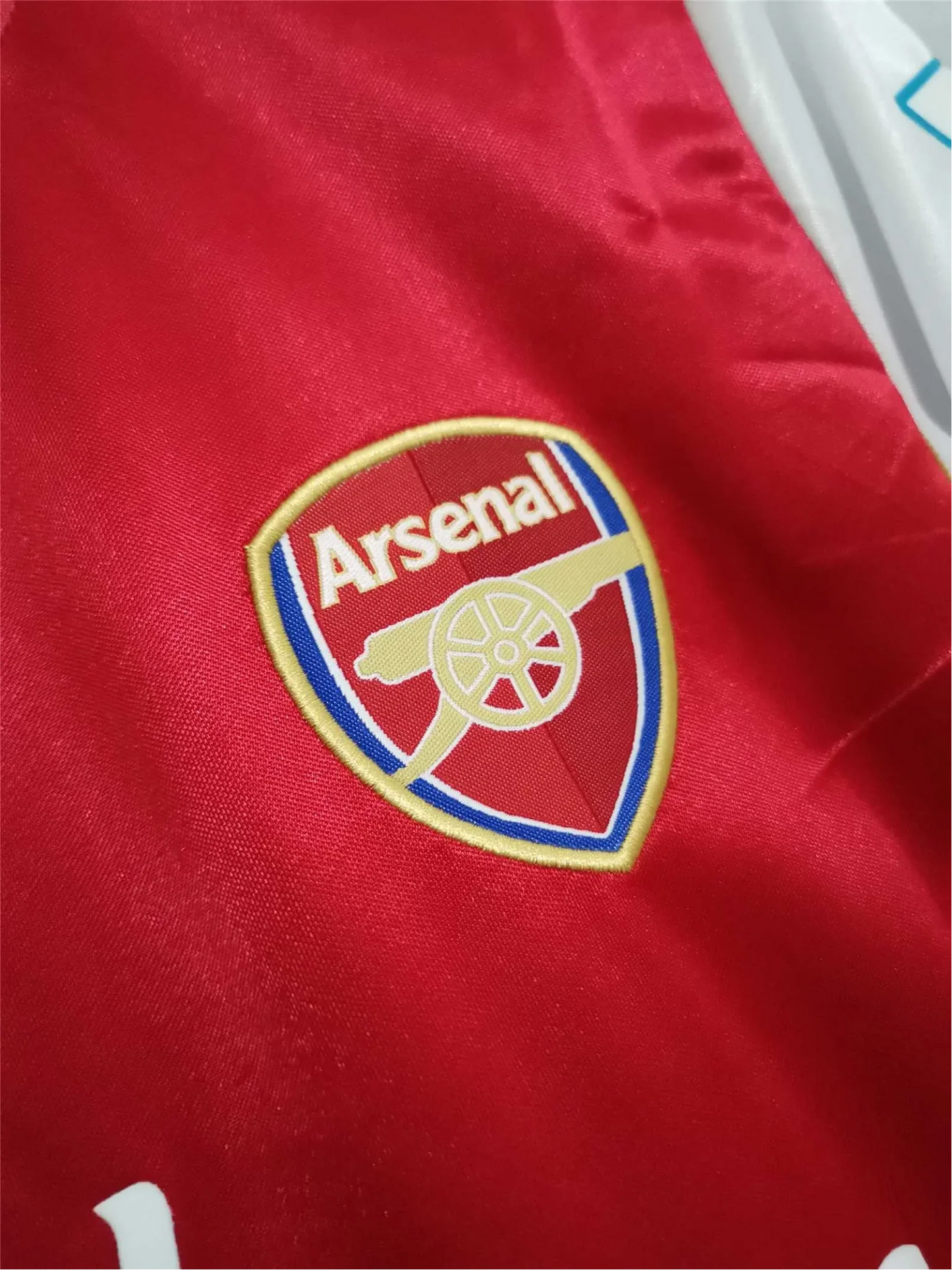 https://cdn.shopify.com/s/files/1/0826/7228/8075/files/20062007-arsenal-fly-emirates-home-retro-kit-classickits433-401195.webp?v=1741198351